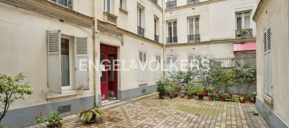 Studio in Paris, France No. 363206 11