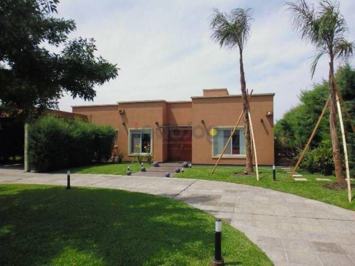 3 bedrooms House in Berazategui, Argentina No. 51992