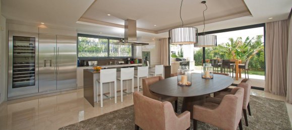 5 bedrooms Villa in Marbella, Spain No. 583 5