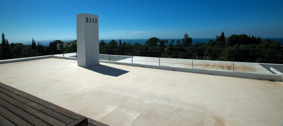 5 bedrooms Villa in Marbella, Spain No. 583 12