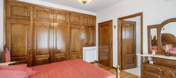 5 bedrooms House in Vilarinho das Cambas, Portugal No. 181299 3