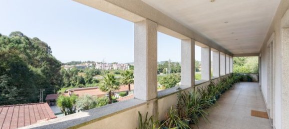 5 bedrooms House in Vilarinho das Cambas, Portugal No. 181299 8