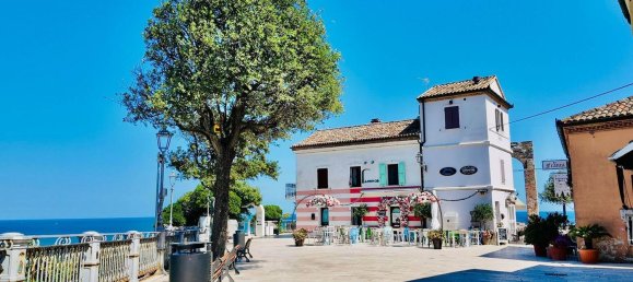 Apartamento de 2 habitaciónes en Numana, Italy No. 300318 10