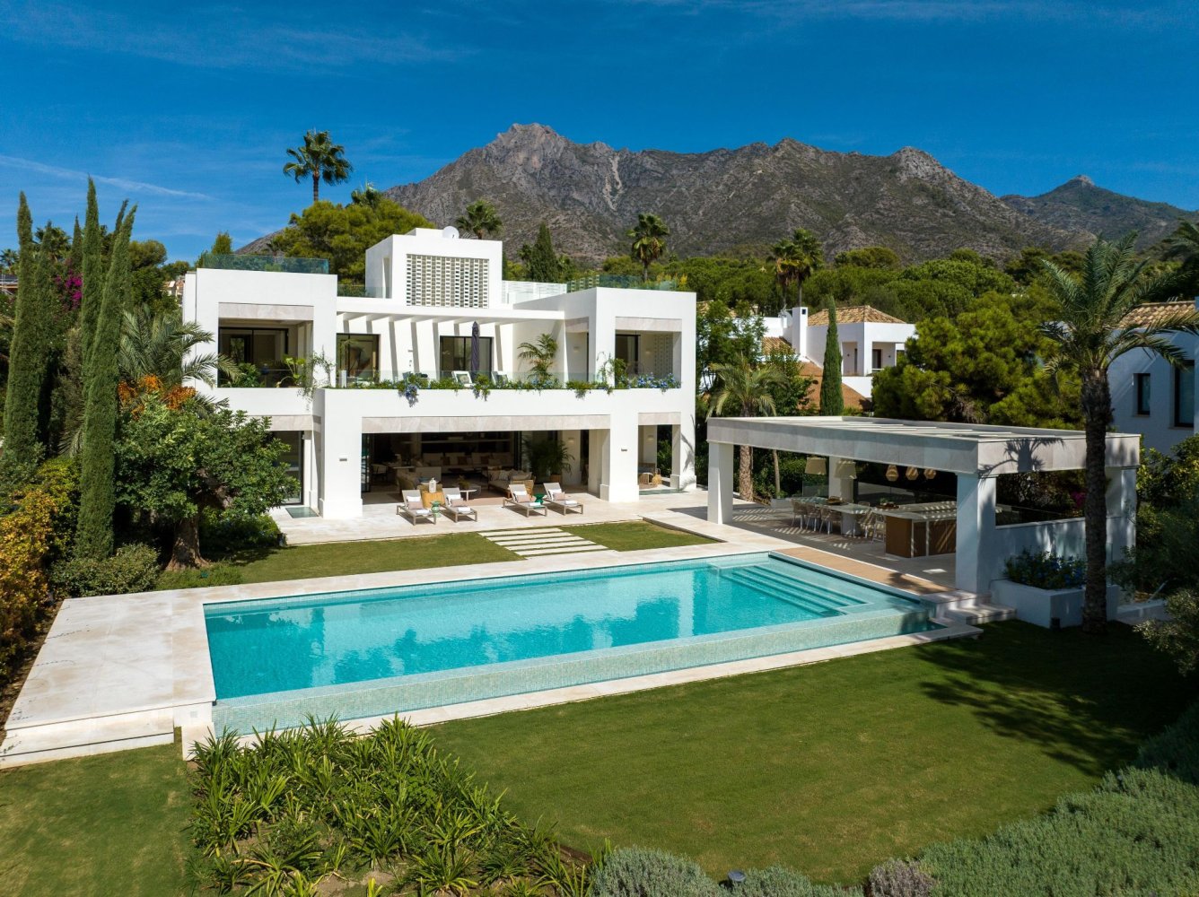5 bedrooms Villa in Marbella, Spain No. 105370