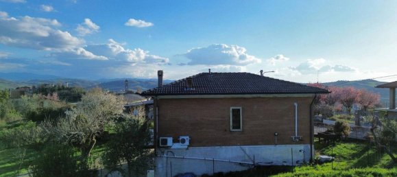 3 rooms Villa in Castana, Italy No. 35904 35