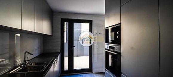 3 bedrooms Apartment in Porto, Portugal No. 41185 3