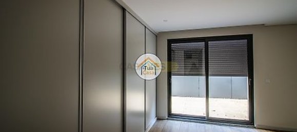 3 bedrooms Apartment in Porto, Portugal No. 41185 9