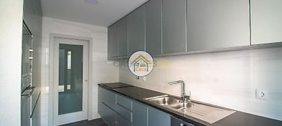 3 bedrooms Apartment in Porto, Portugal No. 41185 2