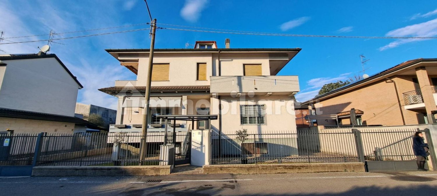 4 غرف نوم شقة في Cesano Maderno, Italy رقم 73958