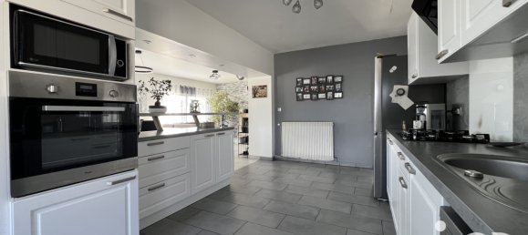 Дом с 5 комнатами в Сен-Николя-де-Бургей, Франция № 237100 2