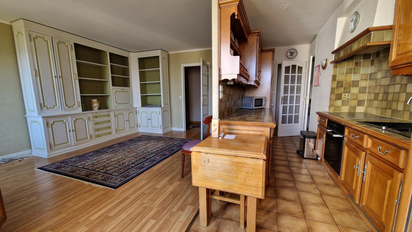 3 bedrooms Apartment in Neuilly-sur-Marne, France No. 177157