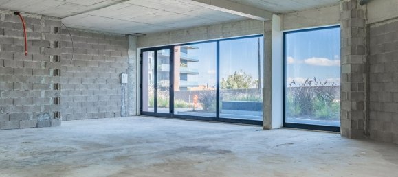 309m² Commercial property in Funchal, Portugal No. 190004 10