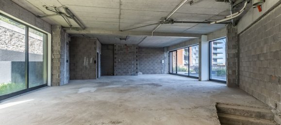 309m² Commercial property in Funchal, Portugal No. 190004 11