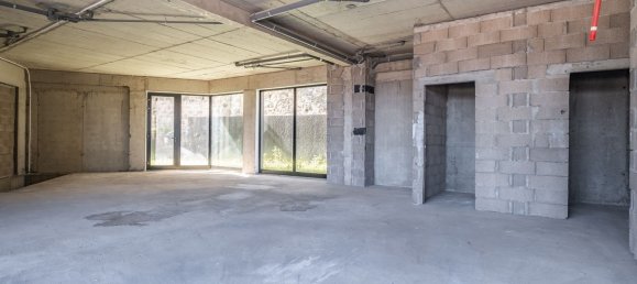 309m² Commercial property in Funchal, Portugal No. 190004 8