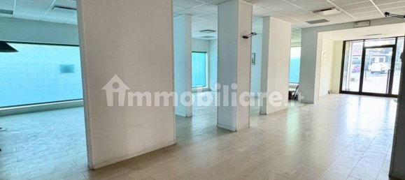 Propiedad comercial de 5 habitaciónes en Locate Varesino, Italy No. 111684 11