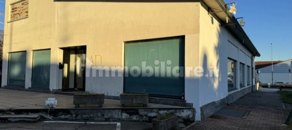 Propiedad comercial de 5 habitaciónes en Locate Varesino, Italy No. 111684 2