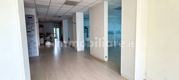 Propiedad comercial de 5 habitaciónes en Locate Varesino, Italy No. 111684 9