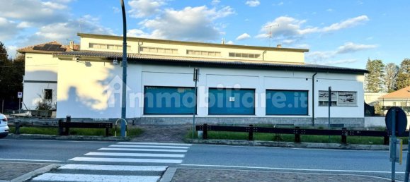 Propiedad comercial de 5 habitaciónes en Locate Varesino, Italy No. 111684 3