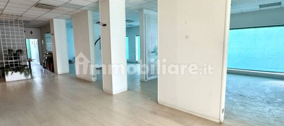 Propiedad comercial de 5 habitaciónes en Locate Varesino, Italy No. 111684 10