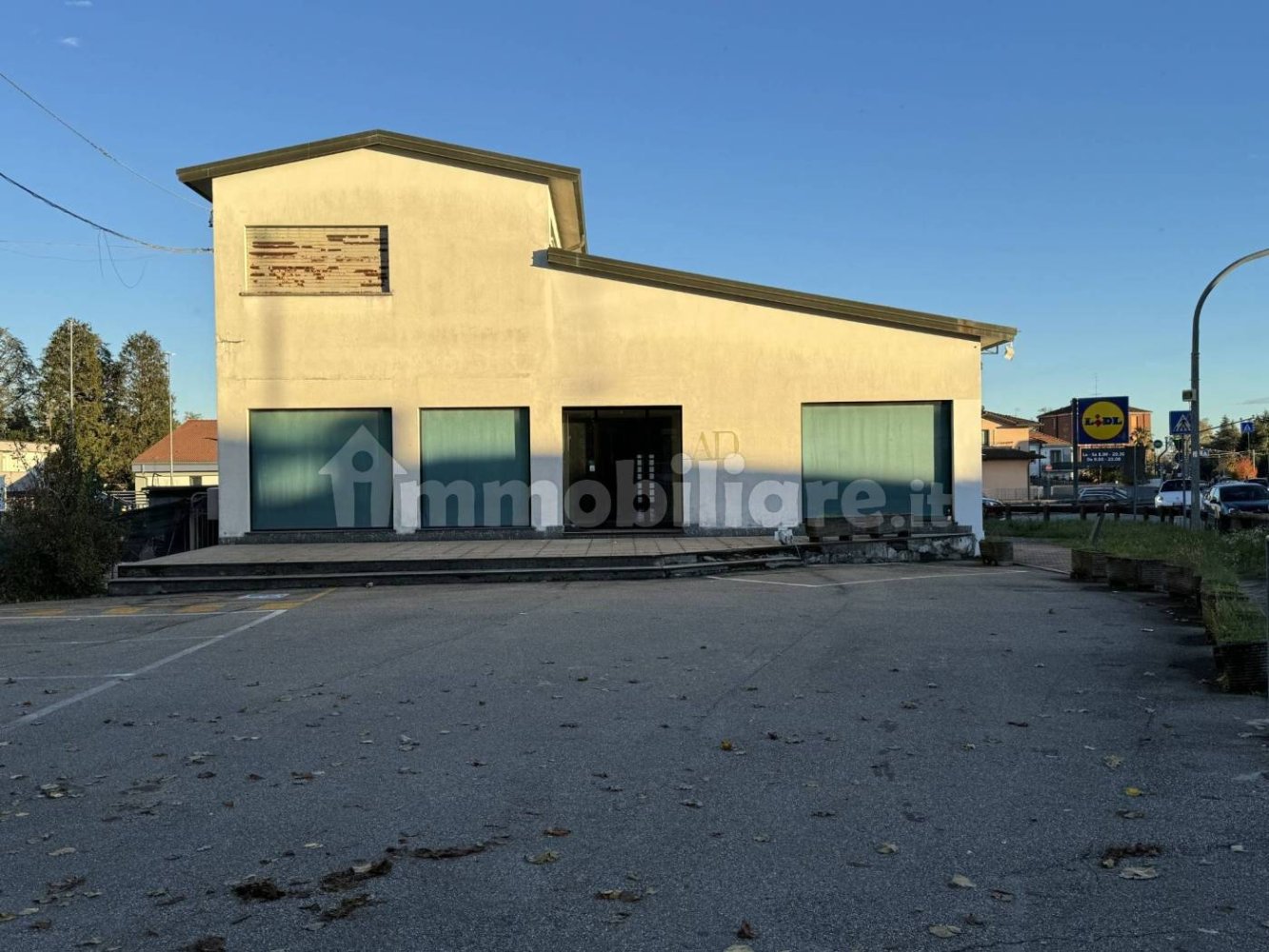 Propiedad comercial de 5 habitaciónes en Locate Varesino, Italy No. 111684