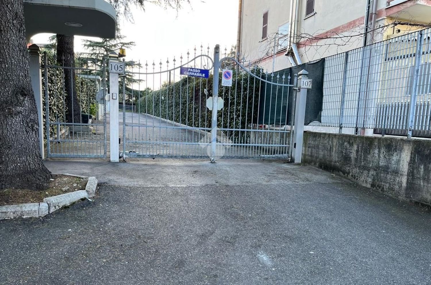 72m² Garage in Rome, Italy No. 167063