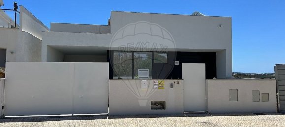 Villa de 4 dormitorios en Alvor, Portugal No. 23445 2