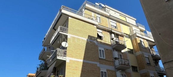2 rooms Apartment in Rome, Italy No. 145880 2