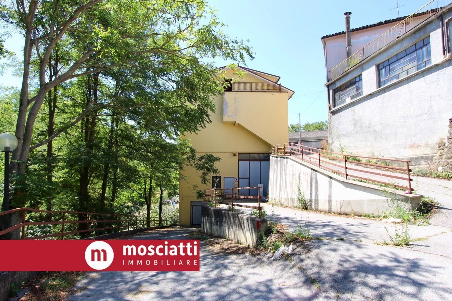 205m² Garage in Castelraimondo, Italy No. 376495
