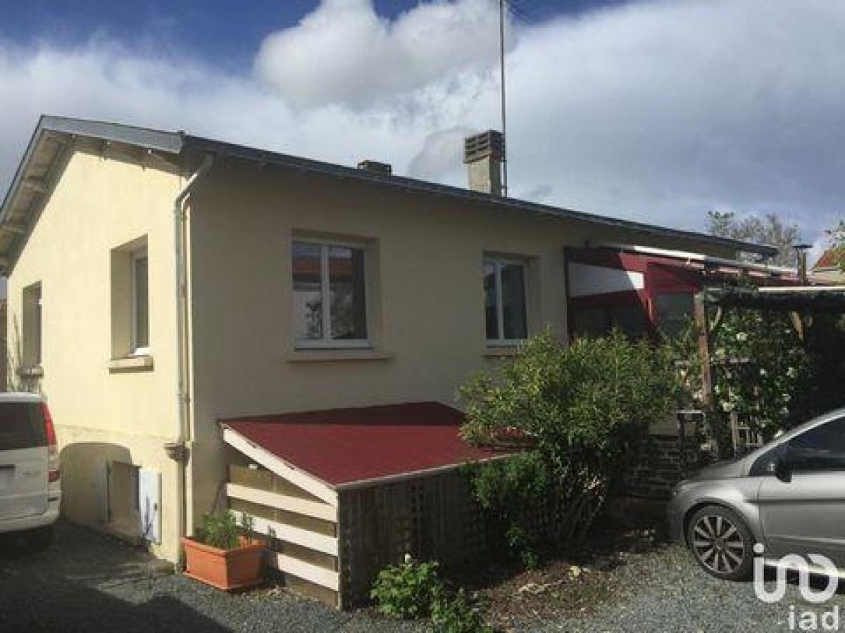 Casa de 5 dormitorios en Chantonnay, France No. 27917