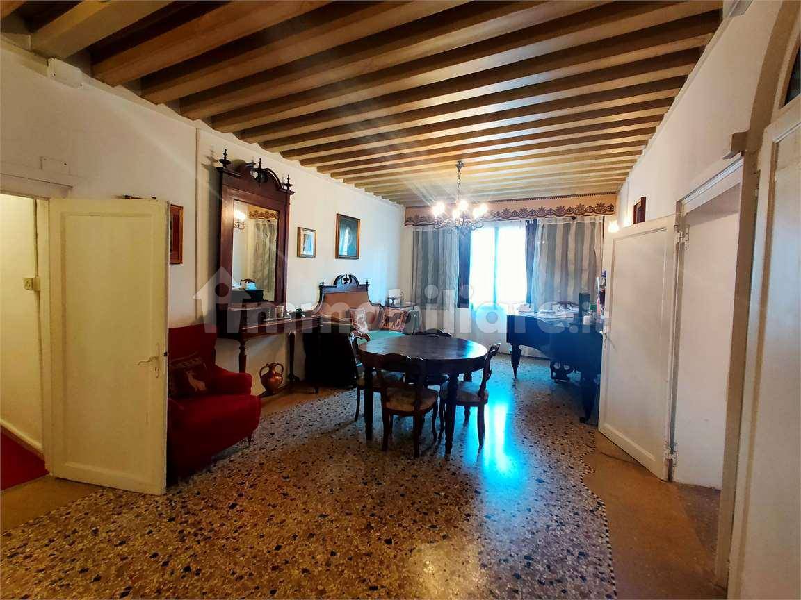 4 bedrooms Apartment in Venice, Italy No. 61517