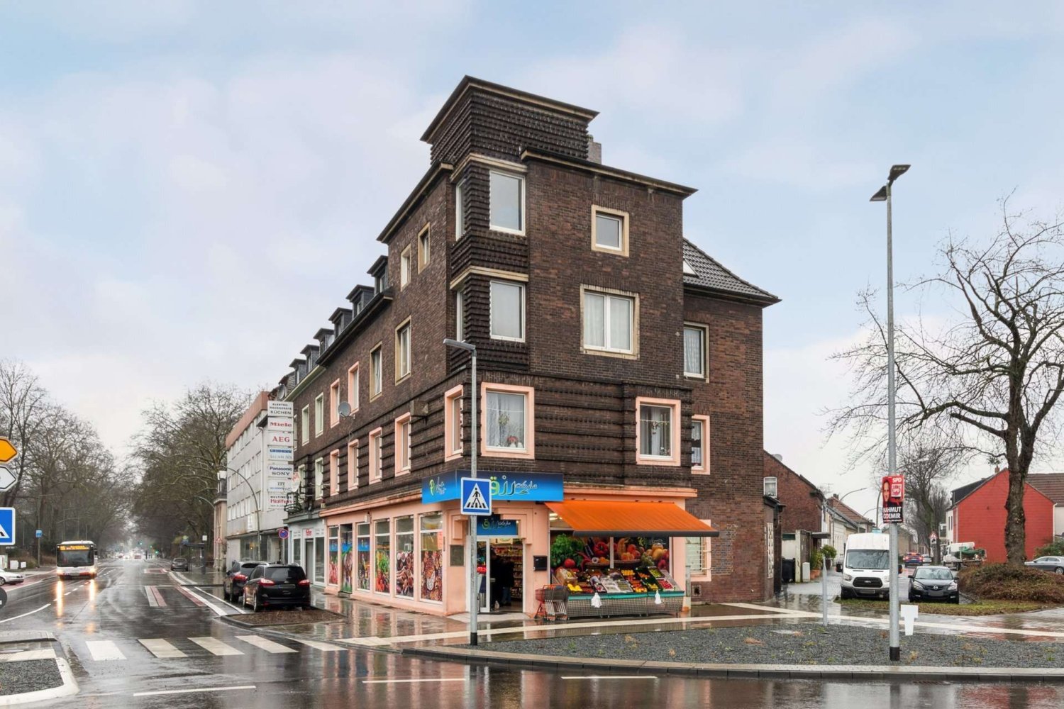 24 rooms Building in Duisburg, Germany No. 25162