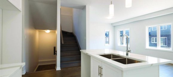 4 bedrooms House in Welland, Canada No. 810 10