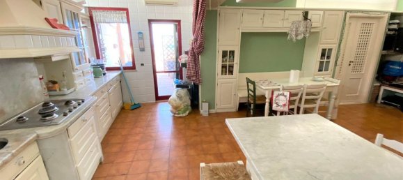 Дом с 7 комнатами в Катандзаро, Италия № 145797 3