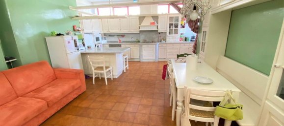 Дом с 7 комнатами в Катандзаро, Италия № 145797 2