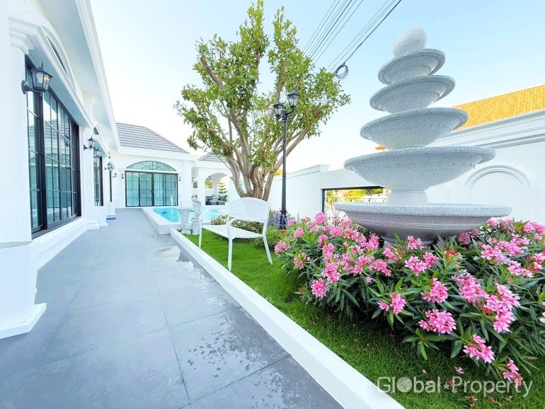 4 bedrooms House in Pattaya, Thailand No. 27346