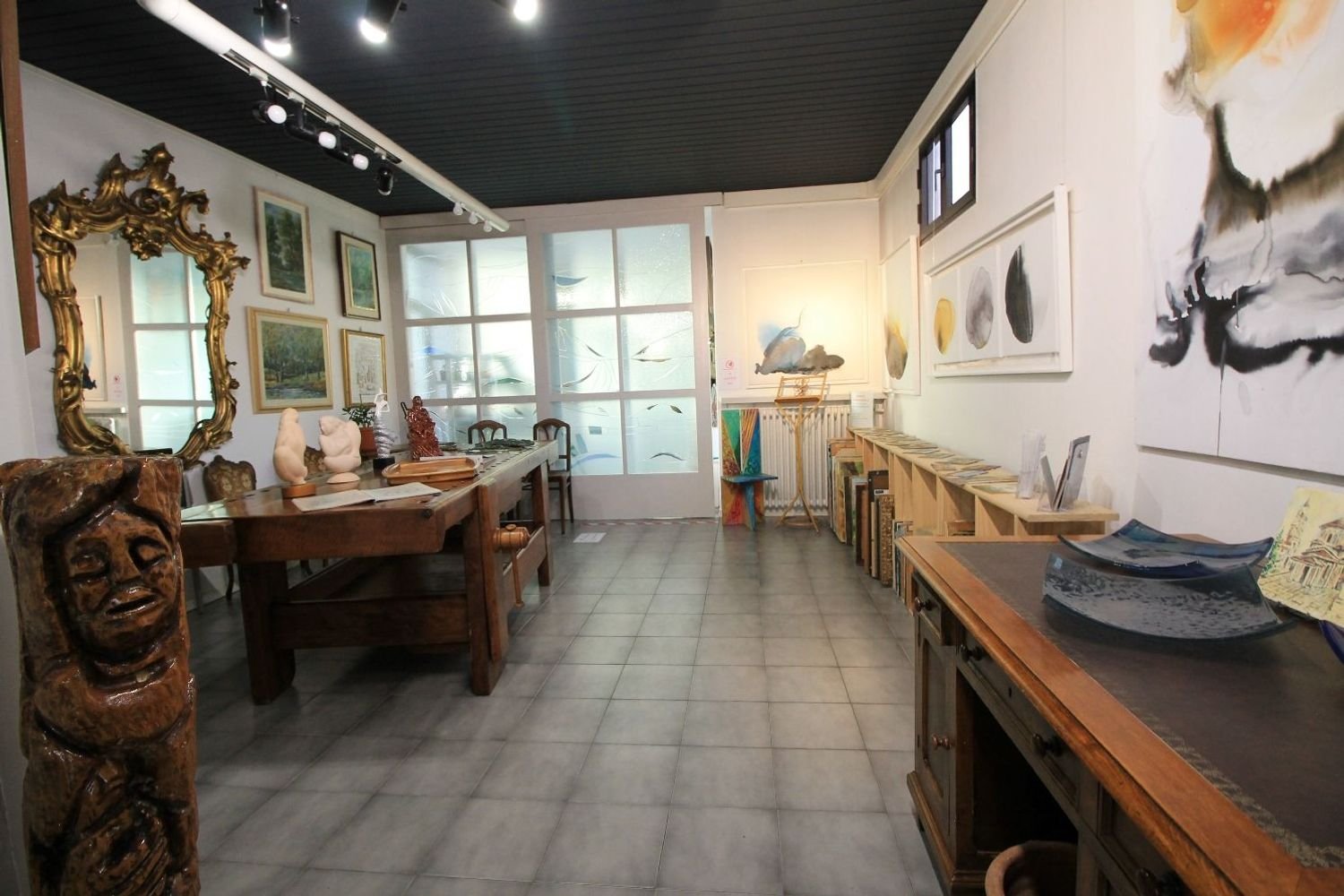 291m² Commercial property in Mariano Comense, Italy No. 333721