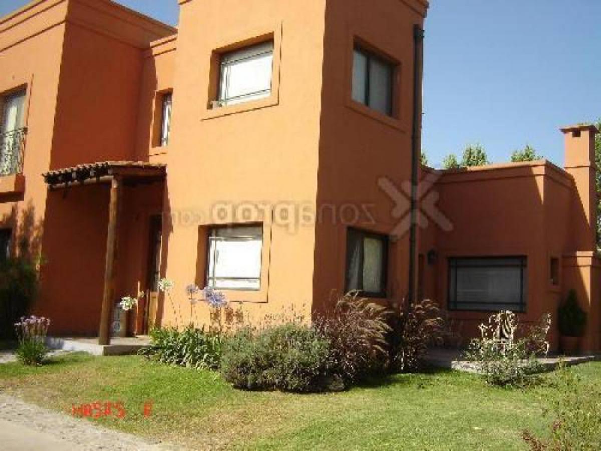 Casa de 3 dormitorios en Tigre, Argentina No. 73989