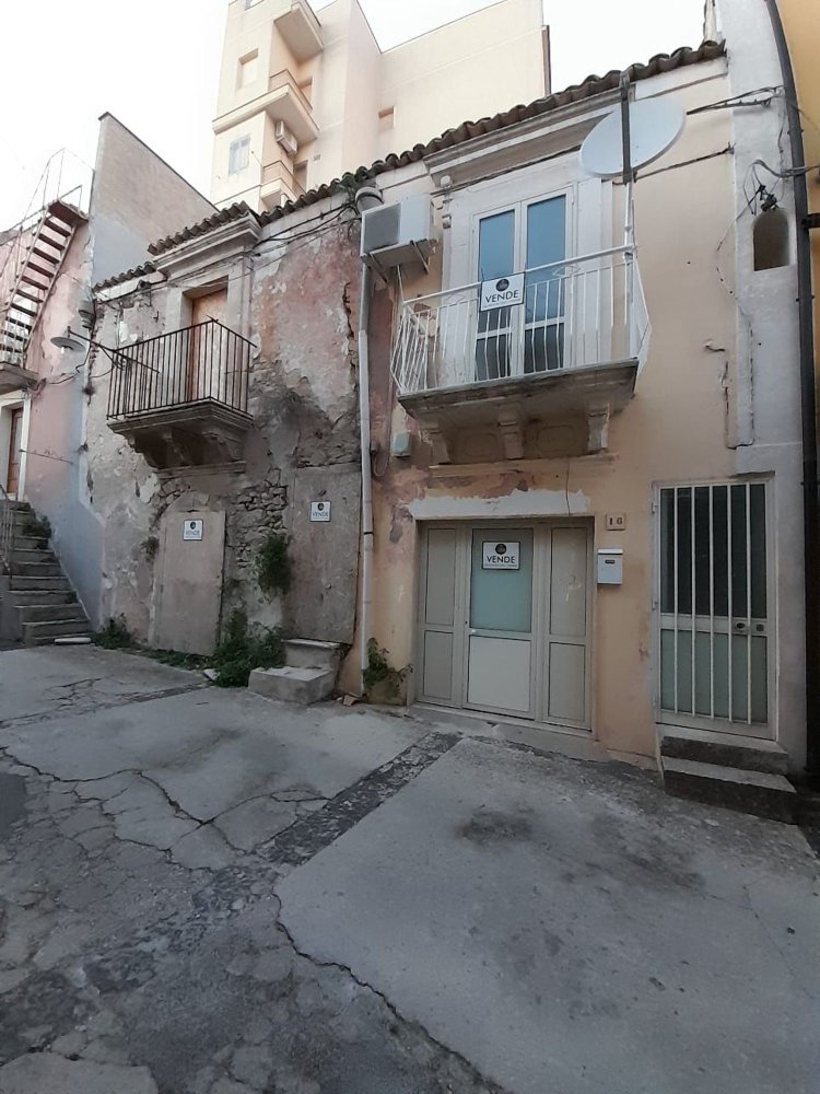 Casa de 4 dormitorios en Palazzolo Acreide, Italy No. 310852