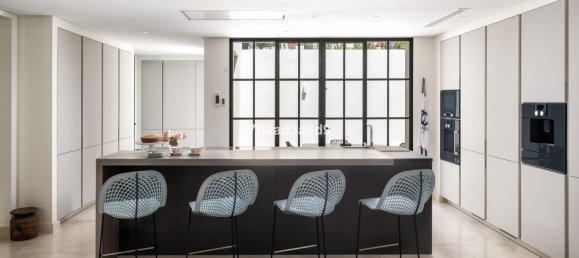 5 bedrooms Villa in Marbella, Spain No. 145519 10