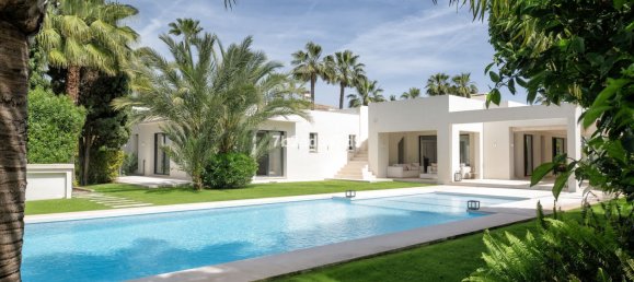 5 bedrooms Villa in Marbella, Spain No. 145519 2