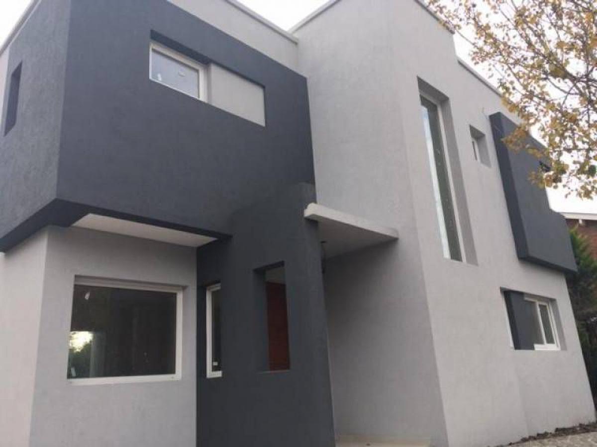 3 bedrooms House in Berazategui, Argentina No. 72416