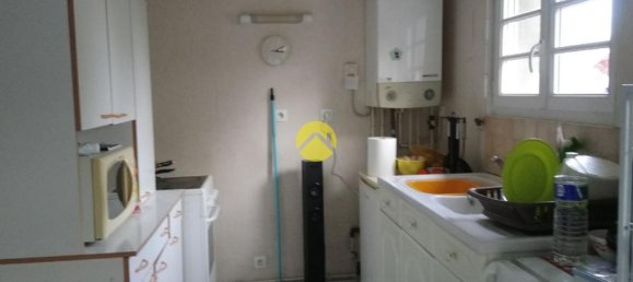 Dúplex de 2 dormitorios en Saint-Amand-Montrond, France No. 152114 3