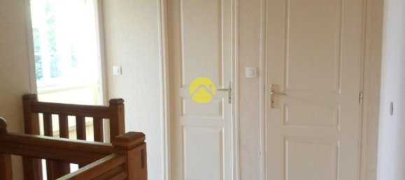 Dúplex de 2 dormitorios en Saint-Amand-Montrond, France No. 152114 6