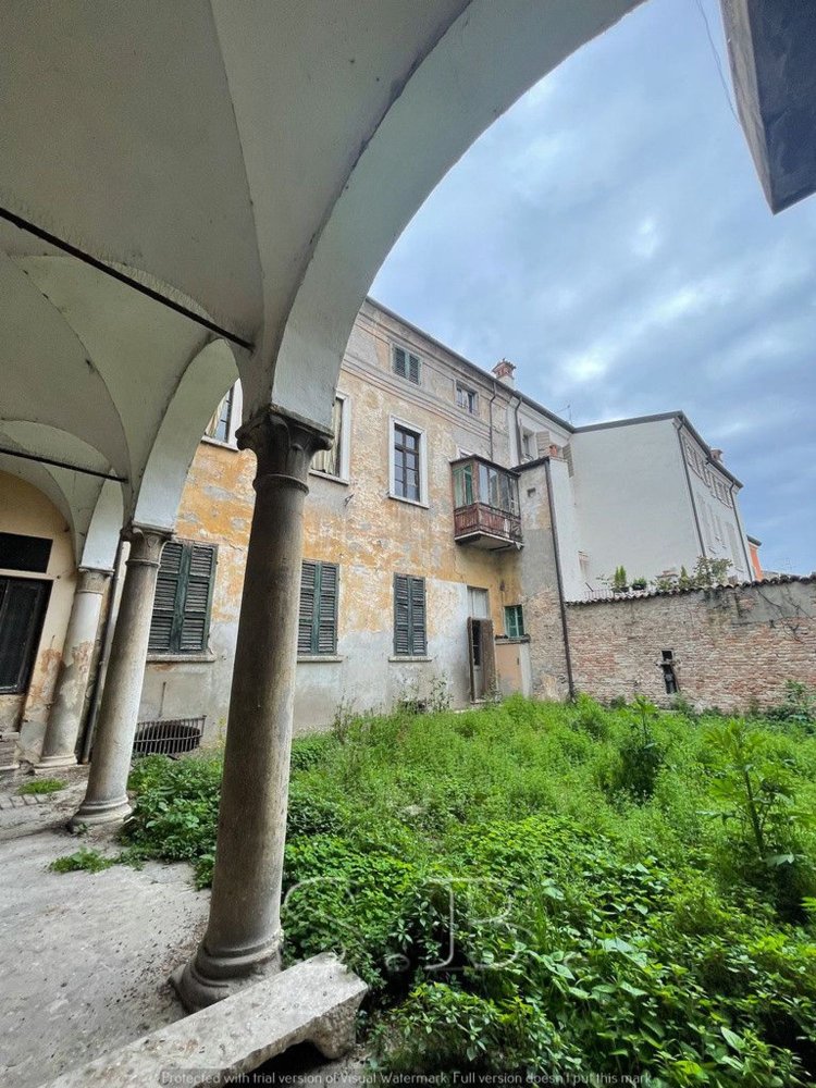 1000m² Building in Mantua, Italy No. 363375