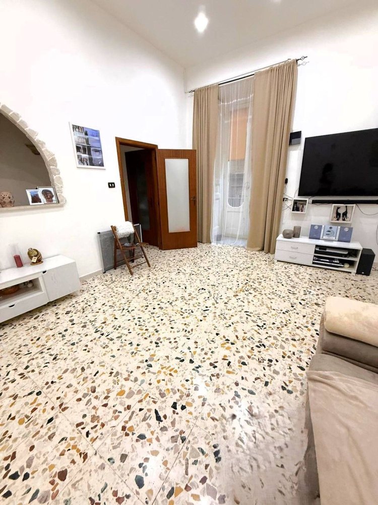 6-salle Appartement à Naples, Italy No. 104121