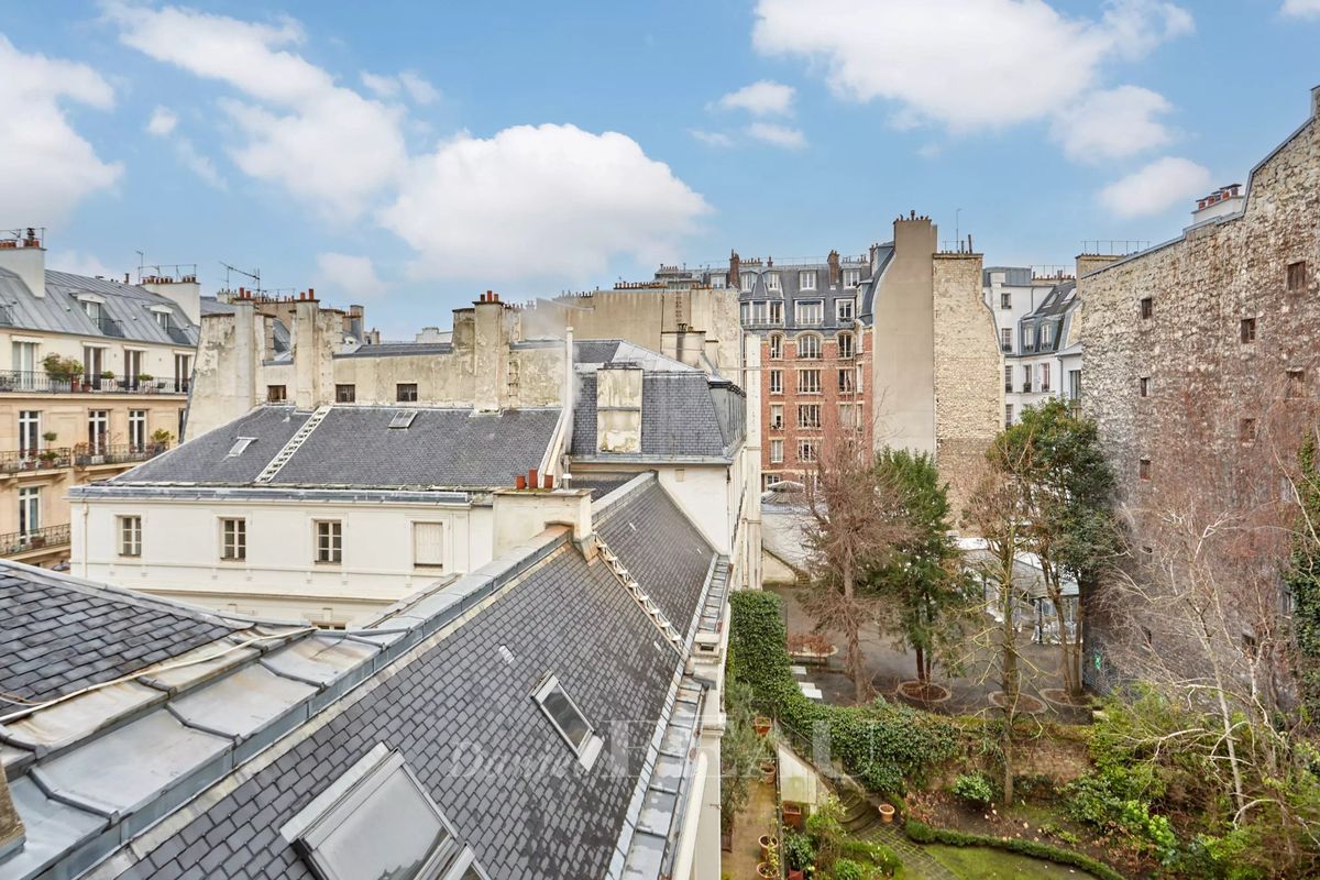 3 bedrooms Apartment in Paris, France No. 150992