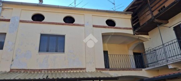 3 rooms Apartment in Varallo Pombia, Italy No. 285313 2