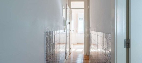 281m² Building in Lisbon, Portugal No. 122568 5