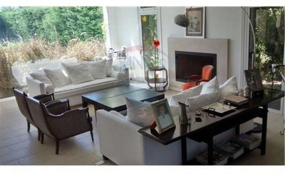 4 bedrooms House in Escobar, Argentina No. 54367