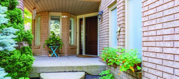 4 bedrooms House in Oakville, Canada No. 703 2